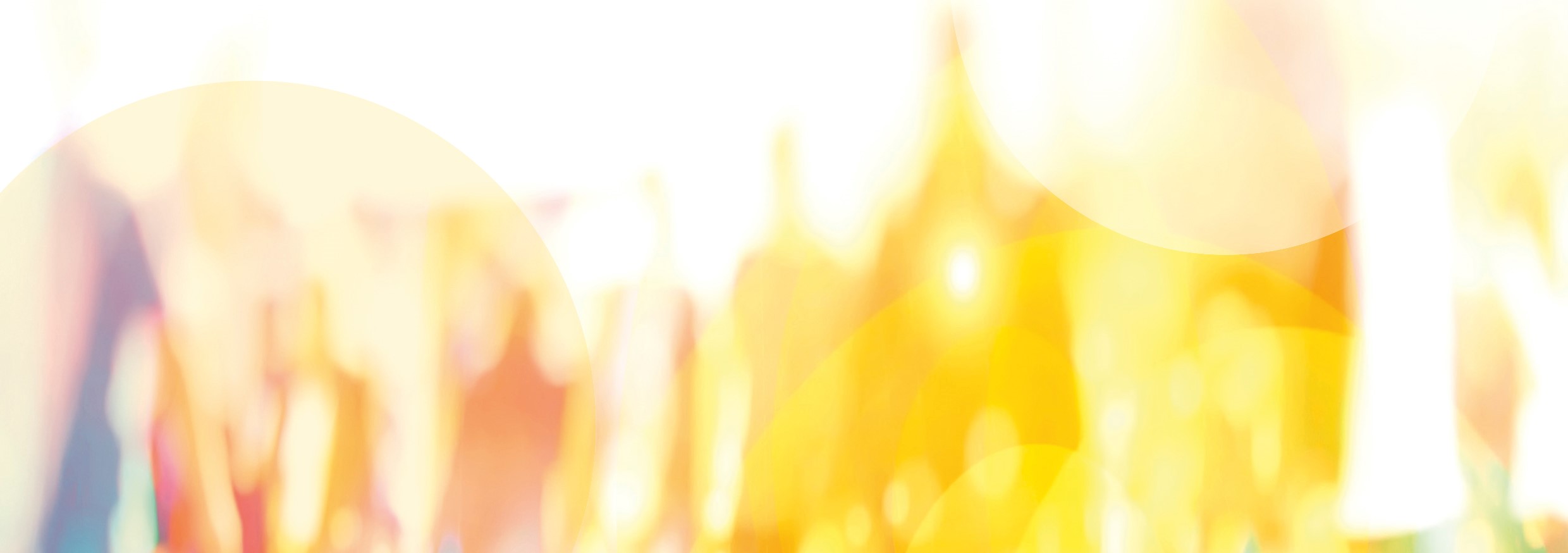 Abstrakte, unscharfe Komposition aus warmen Gelb- und Orangetönen mit diffus leuchtenden Kreisen und verschwommenen Formen, die an flackernde Flammen erinnern.