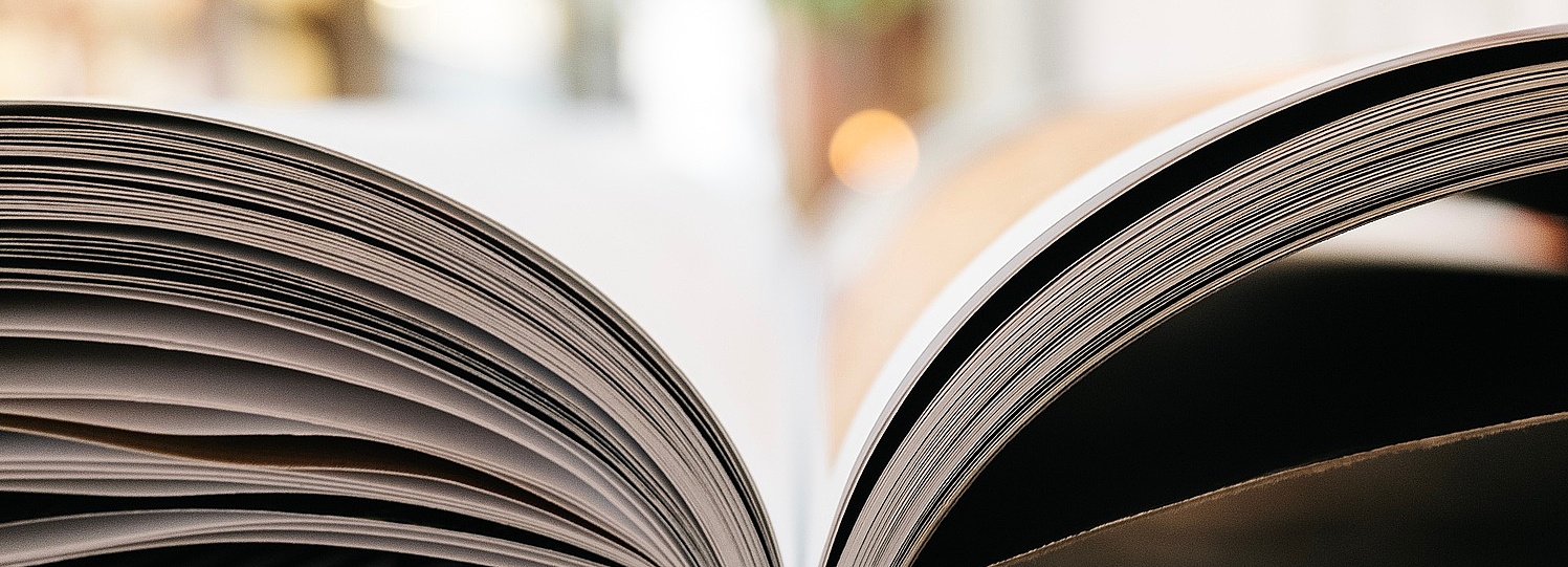 Foto von einem aufgeschlagenen Buch in Nahaufnahme