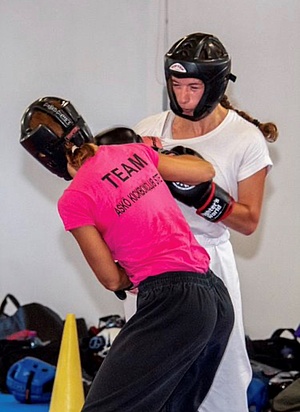 Foto: Anna Kargl im Kampf mit einer Trainingspartnerin