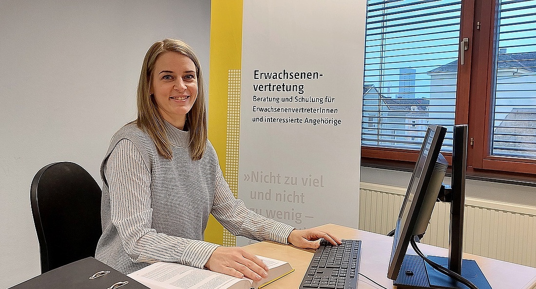 Foto: Sarah Höllriegel an ihrem Arbeitsplatz