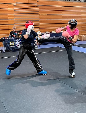 Foto: Zwei Frauen kickboxen. 
