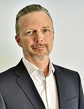 Foto von Bernhard Rappert, in Anzug und weißem Hemd