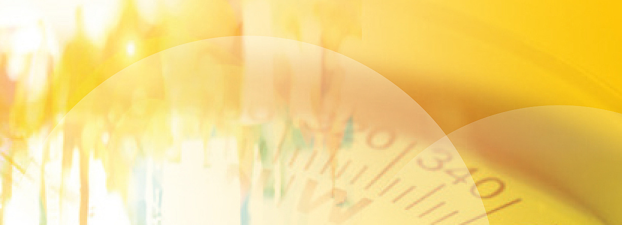 Nahaufnahme eines Kompasses vor einem warmgelben, unscharf verlaufenden Hintergrund mit abstrakten Lichtreflexen.