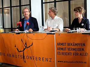 Foto von Pressekonferenz der Armutskonferenz. Norbert Krammer, Martin Schenk und Barbara Bühler am Podium