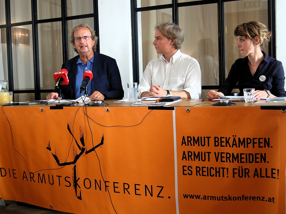 Foto von Pressekonferenz der Armutskonferenz. Norbert Krammer, Martin Schenk und Barbara Bühler am Podium