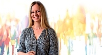 Hanna, Patientenanwältin bei VertretungsNetz, lächelt in die Kamera – Porträtbild zu ihrem Arbeitsalltag im Krankenhaus mit Patient:innen in der Psychiatrie