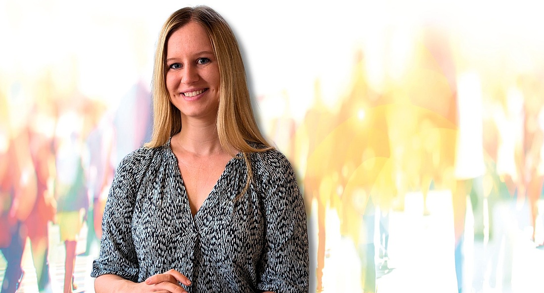 Hanna, Patientenanwältin bei VertretungsNetz, lächelt in die Kamera – Porträtbild zu ihrem Arbeitsalltag im Krankenhaus mit Patient:innen in der Psychiatrie