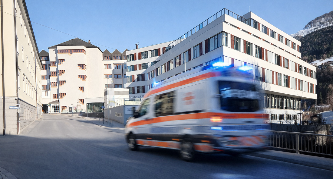 ein Krankenwagen mit Blaulicht fährt vor dem Krankenhaus Schwarzach