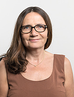 Christine Müllner-Lacher, trägt lange braune Haare und Brille sowie eine braune Bluse