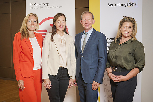 die vier Leiterinnen der Bewohnervertretung: Christine Hutter, eine Frau mit blonden Haaren und orangem Sakko; Regina Anhaus, brünette lange Haare und beiges Sakko, Christian Bürger, kurze brünette Haare und blauer Anzug und Grainne Nebois-Zeman, blonde Haare und olivgrüne Bluse. 