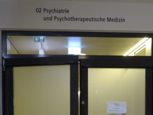 Foto von geschlossener Tür auf psychiatrischer Station