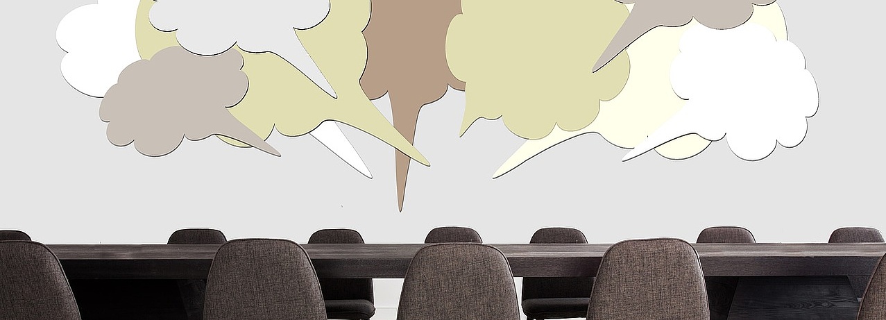 leere dunkle Stühle, ausgerichtet auf Zeichnungen von Gedankenblasen in grün, weiß und grau.