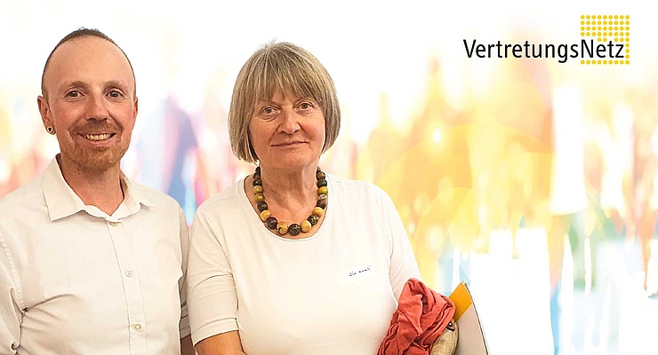 Zwei Personen stehen nebeneinander vor hellem, unscharfem Hintergrund; rechts oben das VertretungsNetz‑Logo