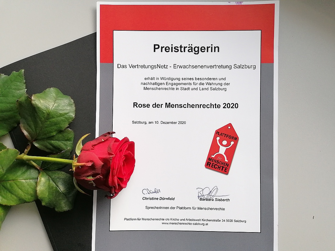 Foto von Rose und Urkunde "Rose der Menschenrechte